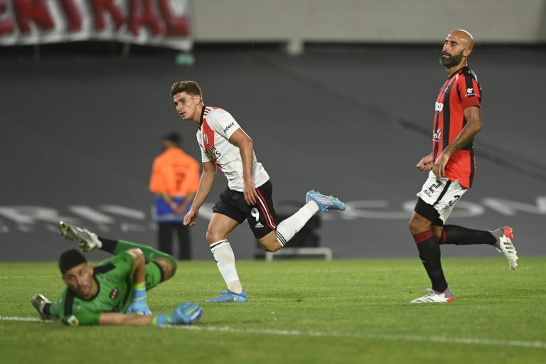 River goleó a Patronato con un triplete de Julián Álvarez