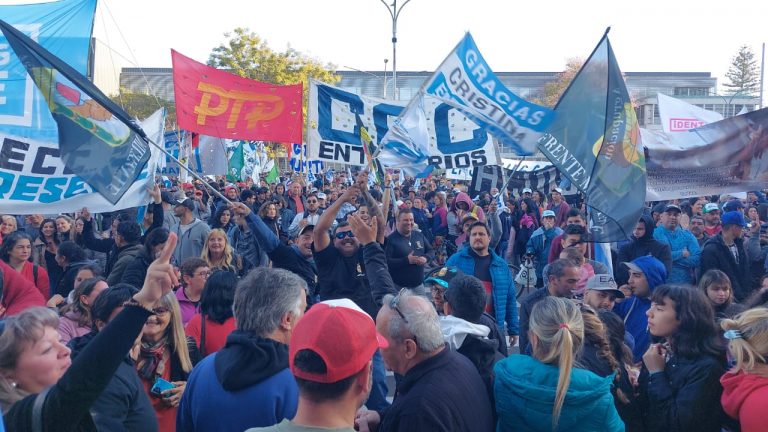 Multitudinaria marcha en Paraná en repudio al ataque contra la vicepresidenta