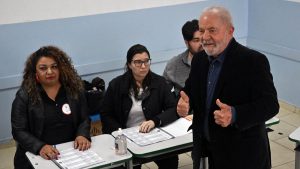 Lula votó y dijo que Brasil volverá a la “normalidad” si derrota a Bolsonaro
