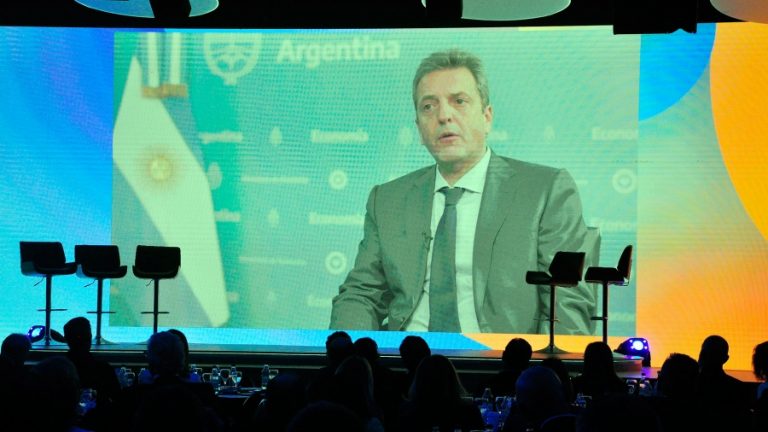 Massa: “La política tiene que ceder y los empresarios también”