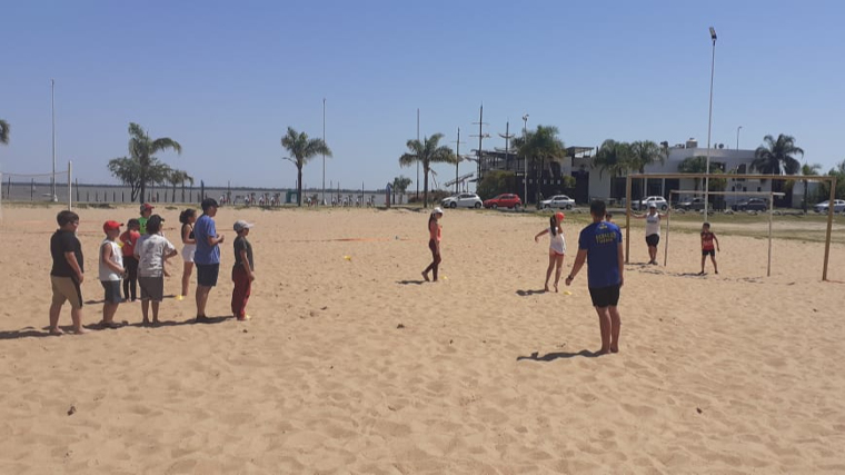Niños disfrutaron del reinicio de actividades deportivas de playa