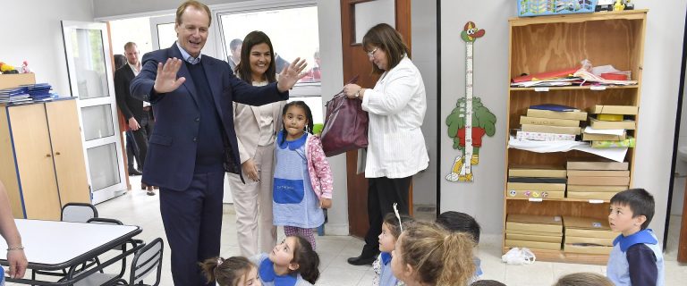 Bordet inauguró obras en Villa Elisa y ratificó su compromiso por la educación