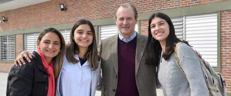 Bordet firmó la construcción de viviendas para trabajadores