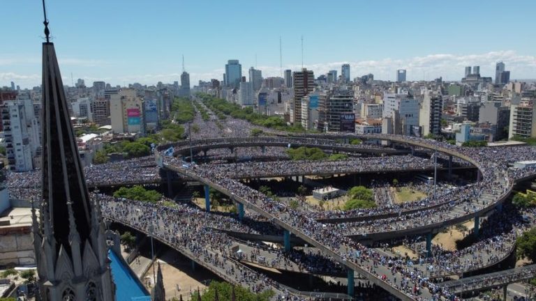 La Selección celebra en caravana junto a cinco millones de hinchas