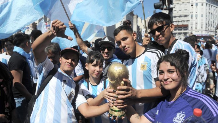 Bajo una lluvia de espuma y entonando el Himno, los argentinos salieron a las calles en el festejo por el Mundial