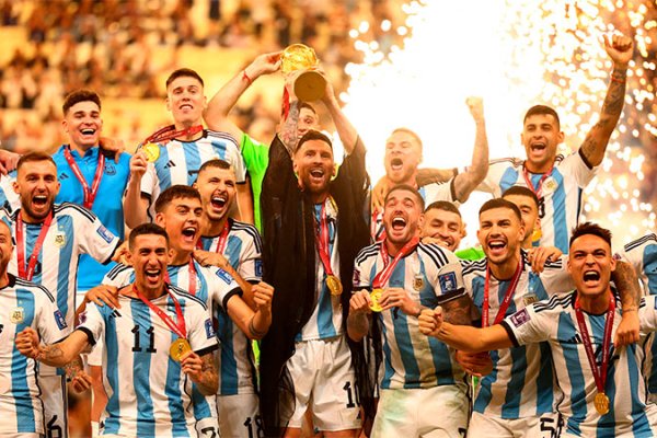 Llegó el momento que esperaba el fútbol: Messi levantó la Copa del Mundo
