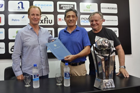 Bordet entregó aportes para obras en el club Patronato