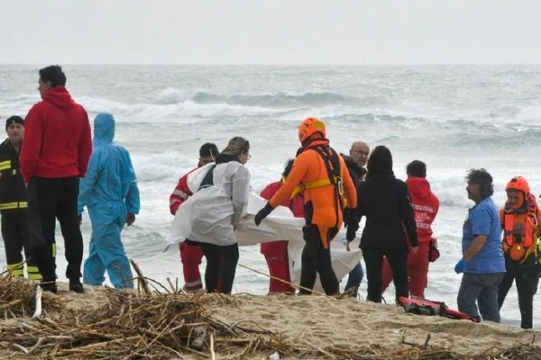 Al menos 40 migrantes murieron tras el naufragio de una embarcación en la costa de Italia