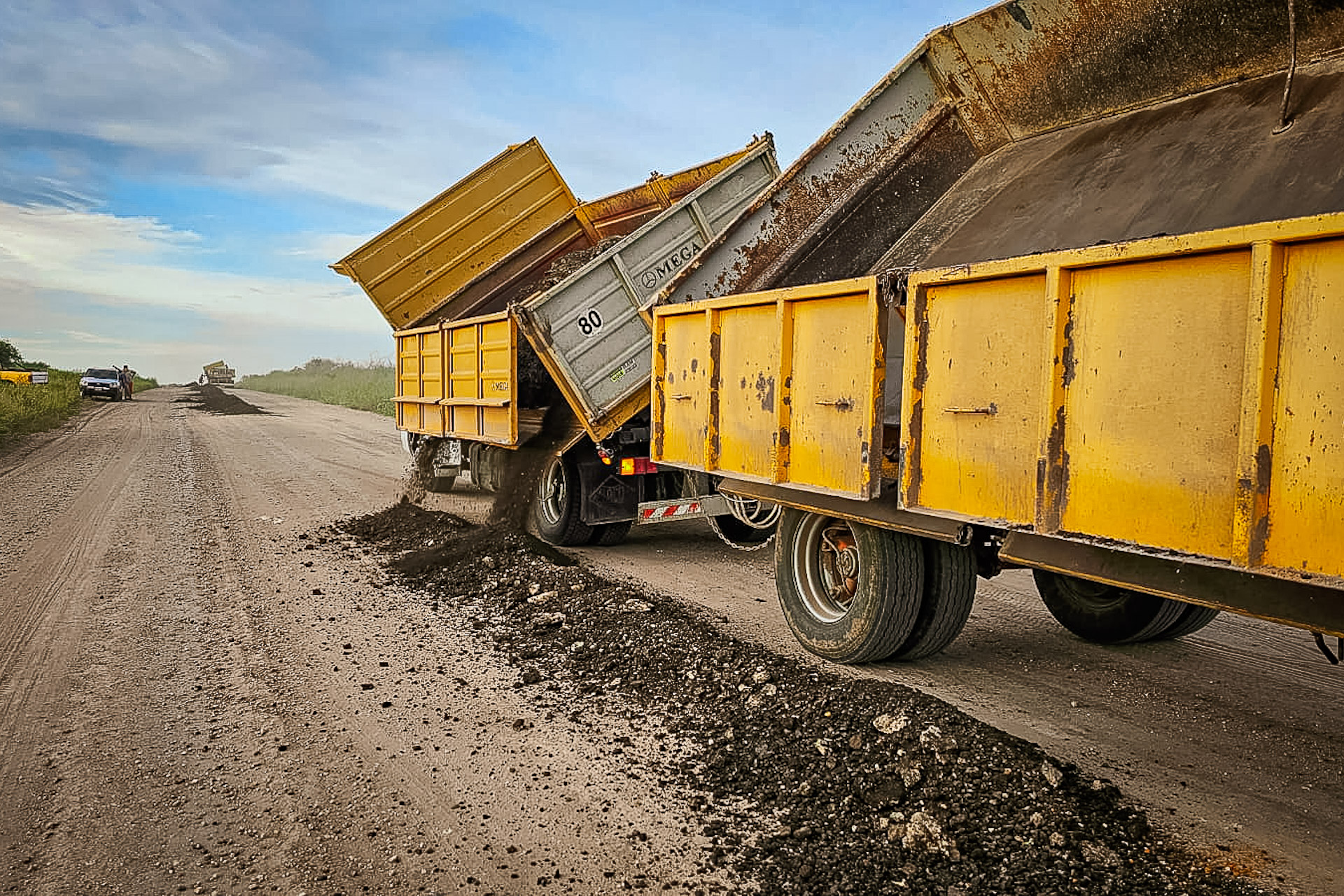 Trabajan en el mantenimiento de caminos de zonas rurales de la provincia