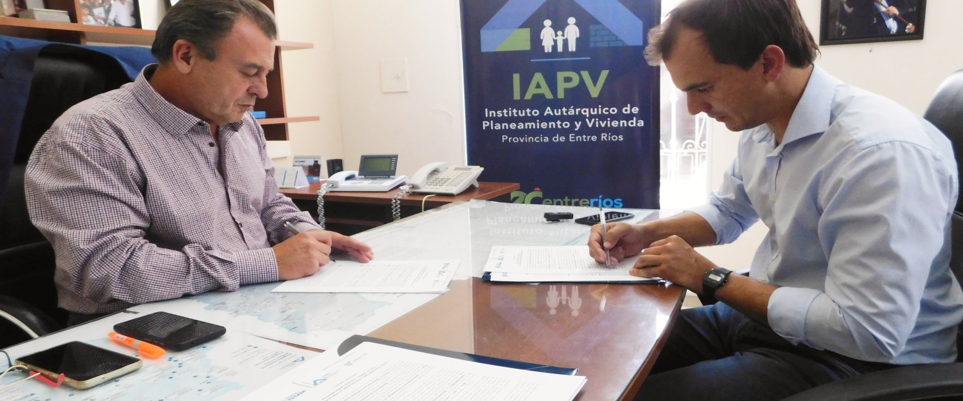 Rubrican convenios para construir 40 viviendas en San Justo y Villa Mantero