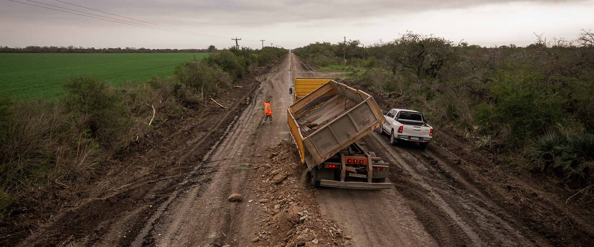 Reconstruyen y consolidan caminos productivos