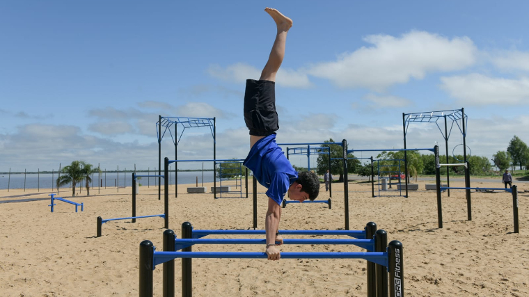 Construyen playón deportivo y calistenia en el Balneario Thompson