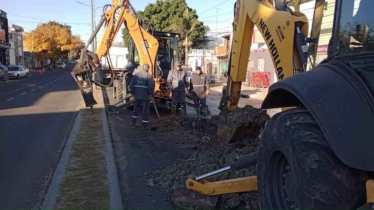 Reparan cañerías de agua potable en las avenidas Ramírez y Almafuerte