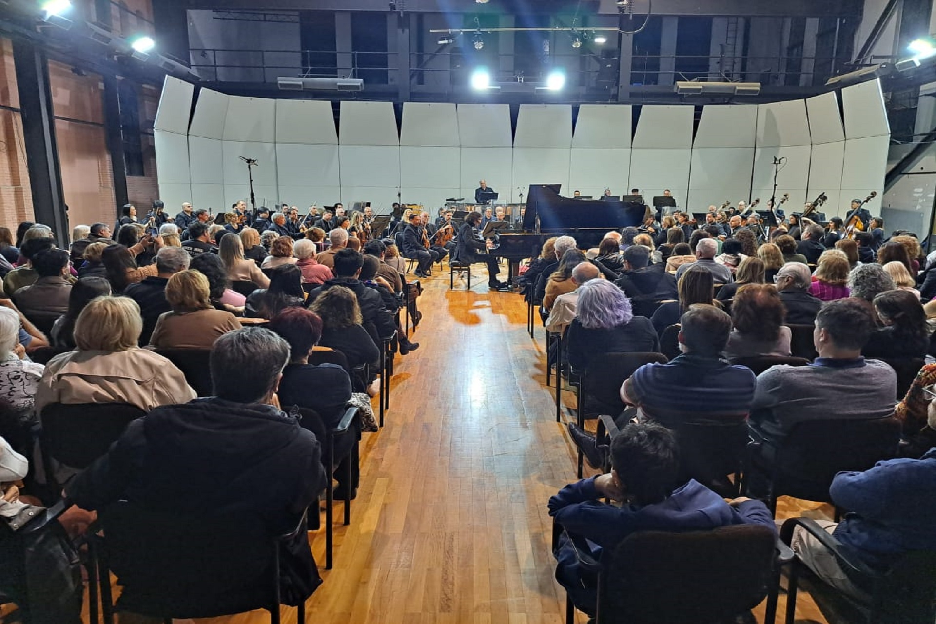Vecinos de Villa Elisa asistieron a la presentación de la Sinfónica y disfrutaron de una noche de piano