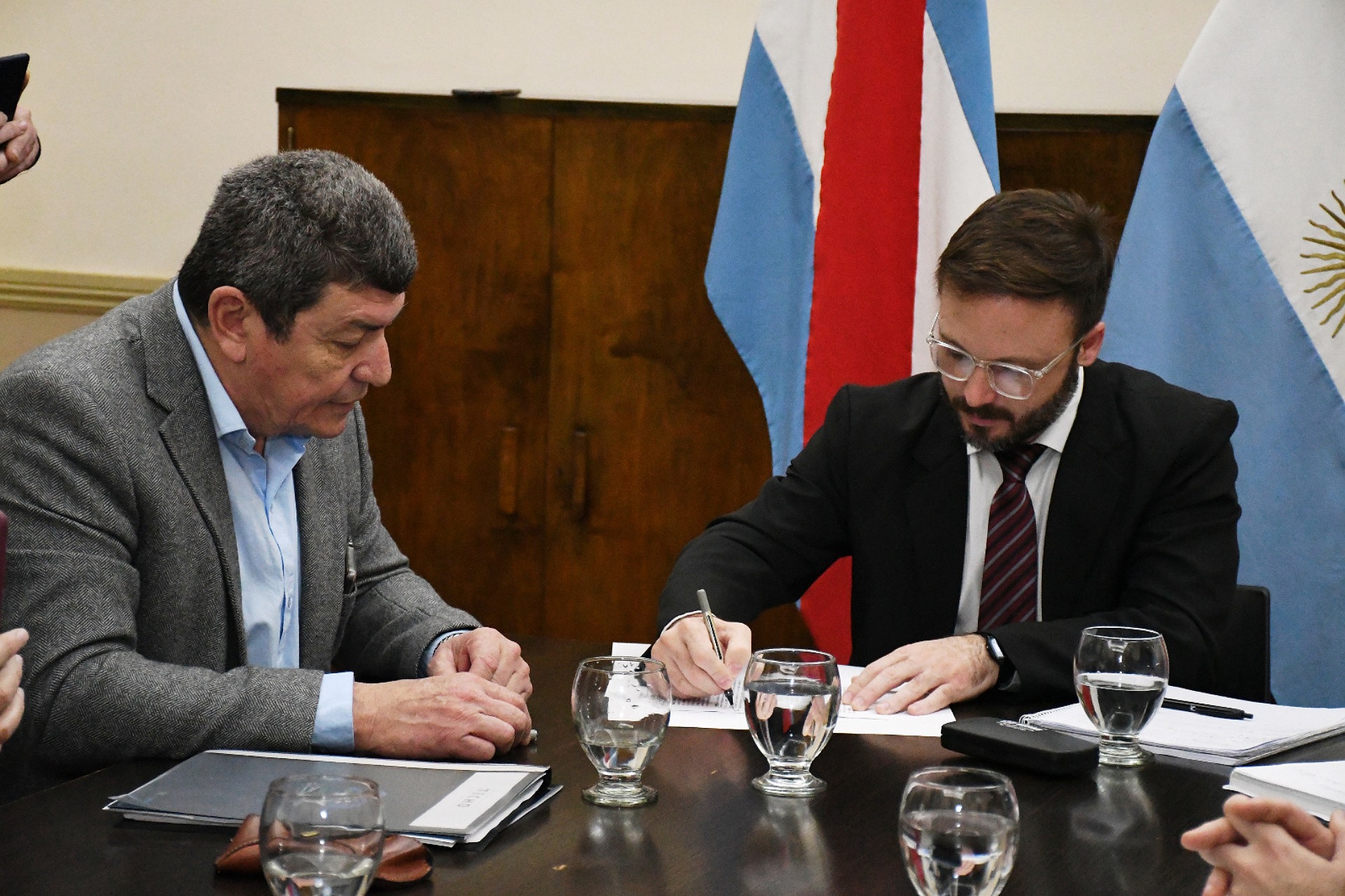 Firmaron un convenio de intercambio de información para avanzar con la regularización dominial
