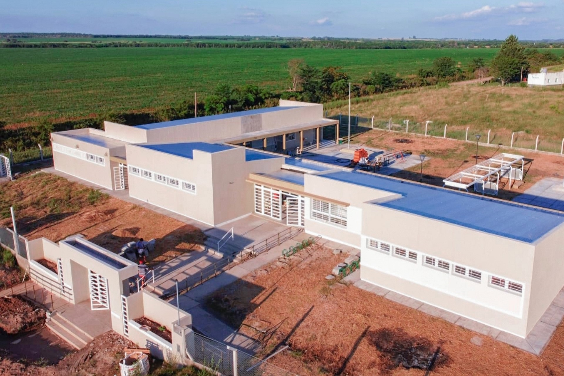 Invierten en obras públicas para educación, saneamiento y conectividad